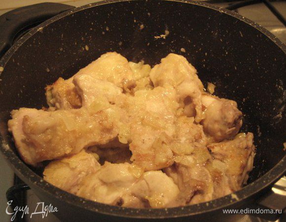 Кролика достать из маринада, обсушить, обвалять в муке. Добавить к луку, увеличить огонь и обжарить кролика до слегка румяного цвета.