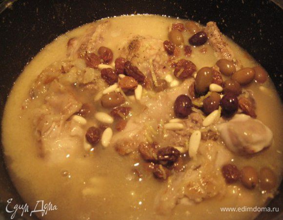 Добавить весь маринад и бульон (мясной или овощной или кипяток), довести до кипения,посолить и поперчить, убавить огонь и тушить на медленном огне под крышкой 1 час. При необходимости подлить немного бульона. 