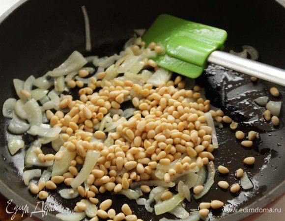 Затем добавить орешки и жарить всё вместе ещё 2-3 минуты.