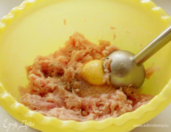 На мясорубке перекрутить куриное филе с багетом размоченным в молоке(я сделала это блендером), добавить яйцо.