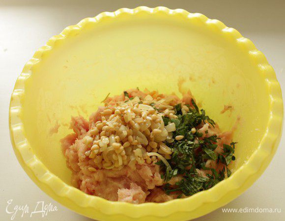 К фаршу добавить базилик, обжаренный лук с орешками, щепотку соли и чёрного молотого перца.