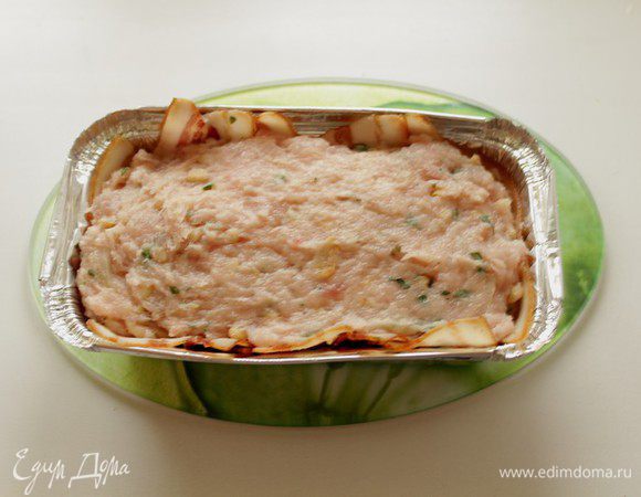 Выложить форму беконом, затем выложить фарш, сверху снова бекон. Выпекать в разогретой до 180 °С духовке 45-50 минут.