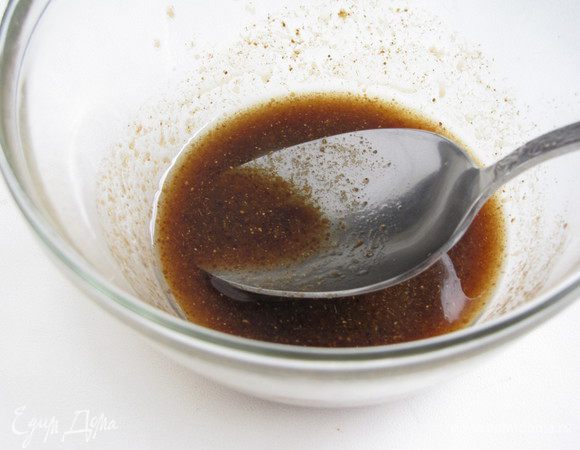 Приготовить соус. Для этого смешать все составляющие для заправки. Сухой имбирь растереть, чтобы не было комочков.