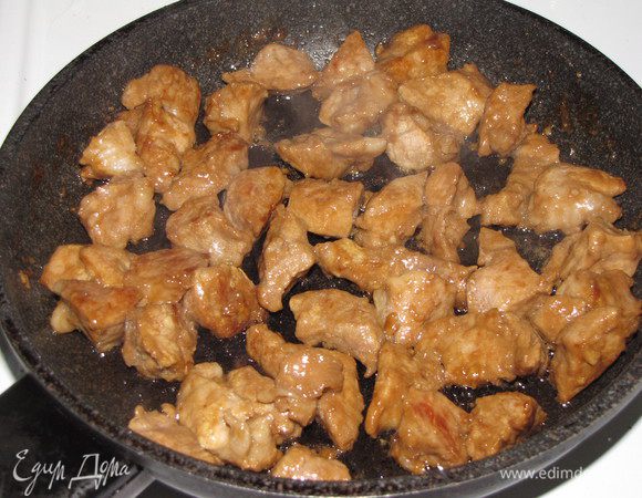 Маринованную свинину обжарить на растительном масле минут 5-7. Мясо стараться не пережарить, иначе будет твердым. Готовое мясо выложить в миску, накрыть и сохранять теплым.