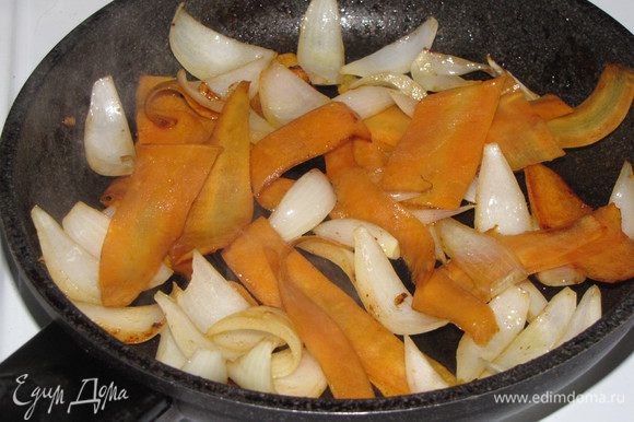 На той же сковороде быстро обжарить лук и морковь до полуготовности.