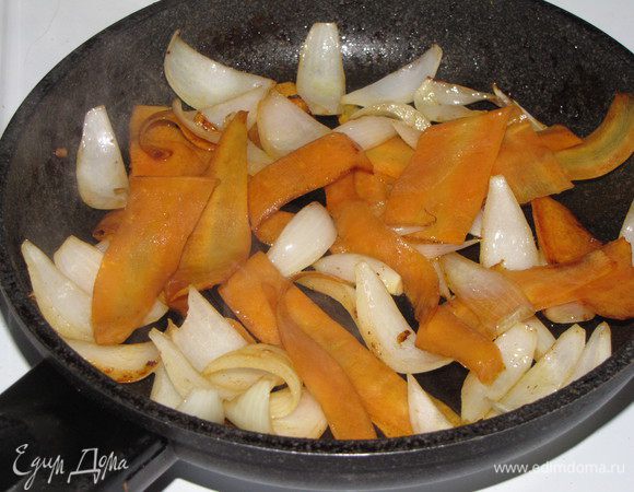 На той же сковороде быстро обжарить лук и морковь до полуготовности.