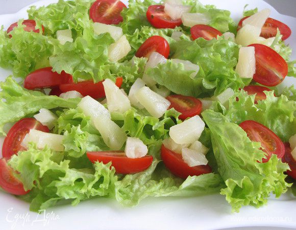 Салатные листья нарвать руками и выложить на блюдо. Можно использовать любой зеленый листовой салат, в том числе и пекинскую капусту. Добавить ананасы и помидоры.