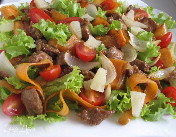 Добавить мясо и лук с морковью. Полить заправкой.