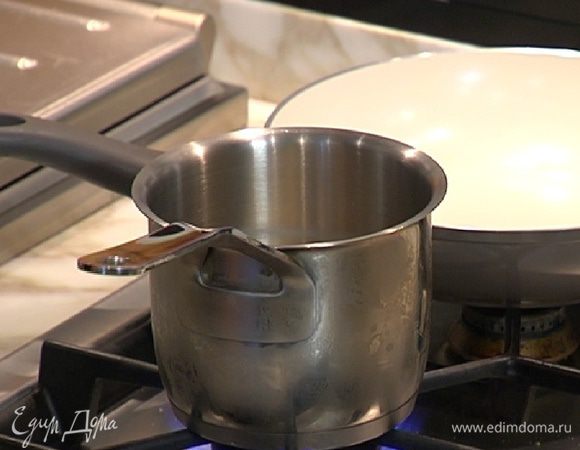 Оставшееся сливочное масло растопить в маленькой кастрюле. 