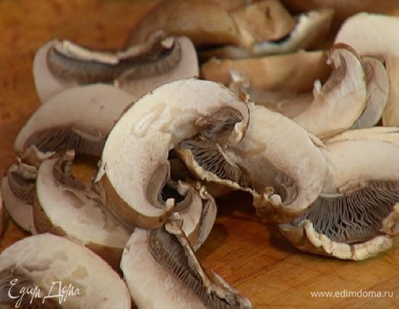 Грибы нарезать пластинками.