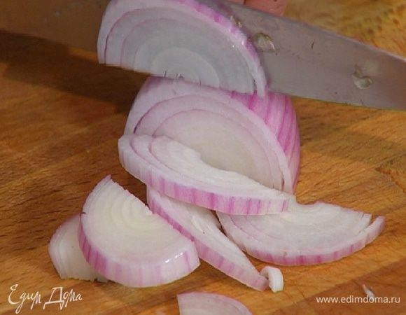 Лук почистить и нарезать полукольцами.