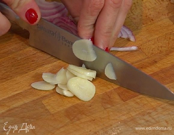 Чеснок почистить и нарезать тонкими дольками.