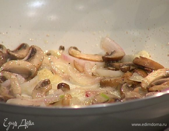Разогреть в сковороде оливковое масло и 1/4 ст. ложки сливочного масла, выложить лук, чеснок, грибы, слегка посолить, поперчить и обжарить.