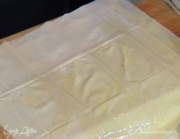 Один лист фило смазать растопленным сливочным маслом с двух сторон и поместить его на несмазанный лист фило.