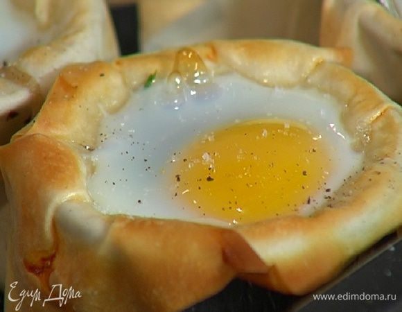 Запекать яйца в разогретой духовке 10 минут, затем посолить и поперчить. 