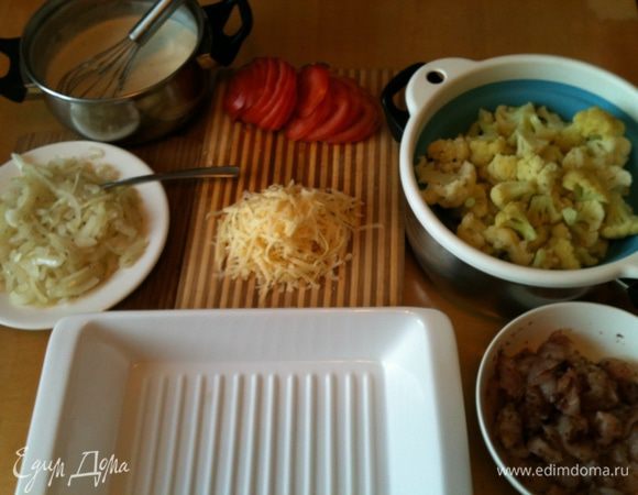 Капусту разобрать на соцветия и бланшировать в кипятке минут 8-10. 
Лук пассеровать на растительном масле до легкой мягкости.
Куриное филе тонко нарезать и замариновать горчицей и пряностями.
Томаты нарезать тонкими дольками.
Сыр натереть.