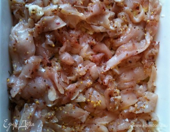 Поверх капусты выкладываем мясо.