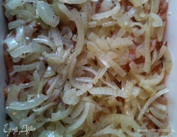 Поверх мяса выкладываем лук.