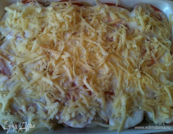 На томаты выкладываем соус и посыпаем сыром.