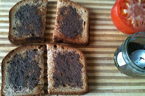 Хлебушек подсушить в тостере, духовке или на сухой сковороде. Смазать пастой из оливок.