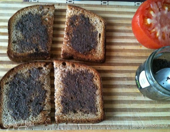 Хлебушек подсушить в тостере, духовке или на сухой сковороде. Смазать пастой из оливок.