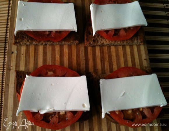 Поверх томатов положить по пластинке мягкого сыра. Не было зелени в доме, но думаю тут бы безупречно подошел базилик!