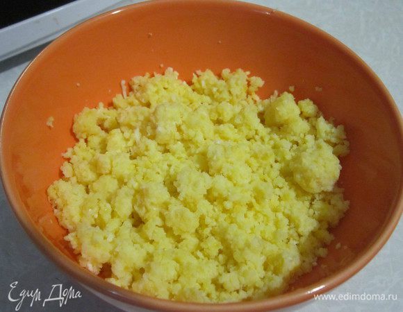 Отварить кукурузную крупу в подсоленной воде. Я готовлю или в мультиварке, или использую крупу  в варочных пакетиках. 