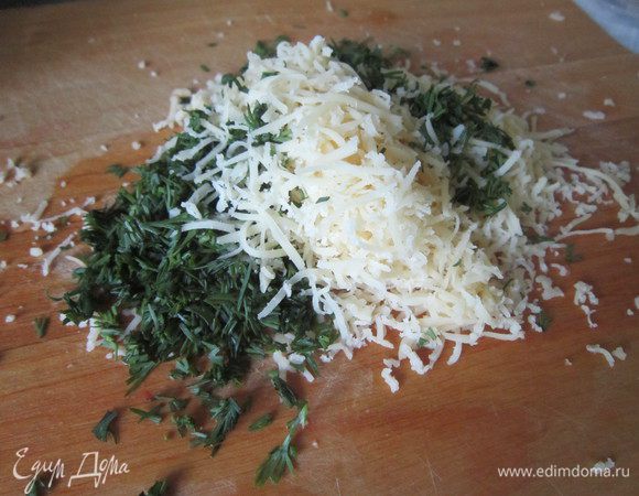 Петрушку порубить, сыр натереть на мелкой терке. Смешать сыр с половиной петрушки.