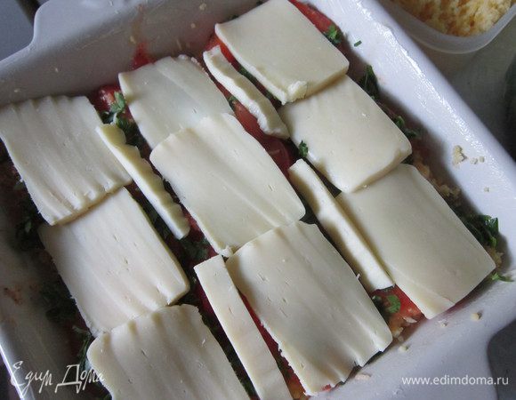 Моцареллу нарезать пластинками толщиной 0.5 см, уложить следующим слоем.