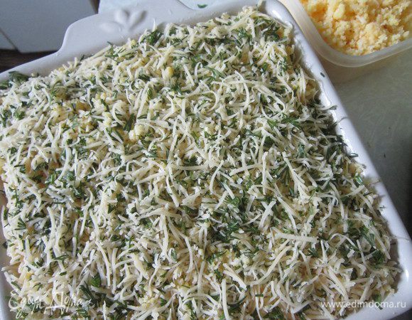 На моцареллу выложить оставшуюся кашу, посыпать смесью сыра с зеленью. Запекать в духовке 20-25 минут при 180 градусах. Приятного аппетита!