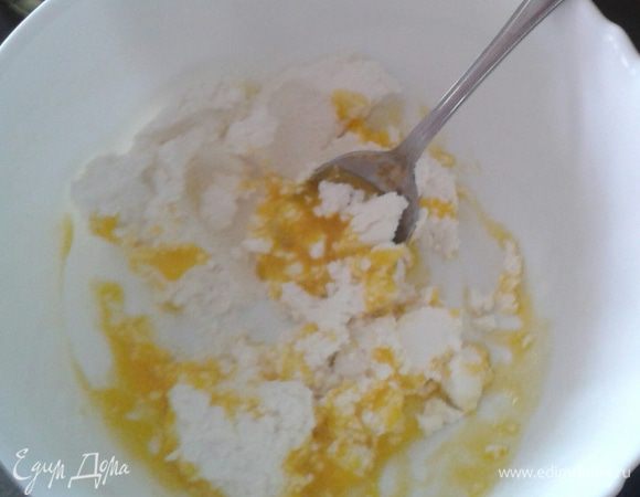 Берем яйца, желтки отделить  от белков. Желтки растереть с сахаром, добавить творог, крахмал, ваниль на кончике ножа, или 0,5 ложки ванильного сахара.