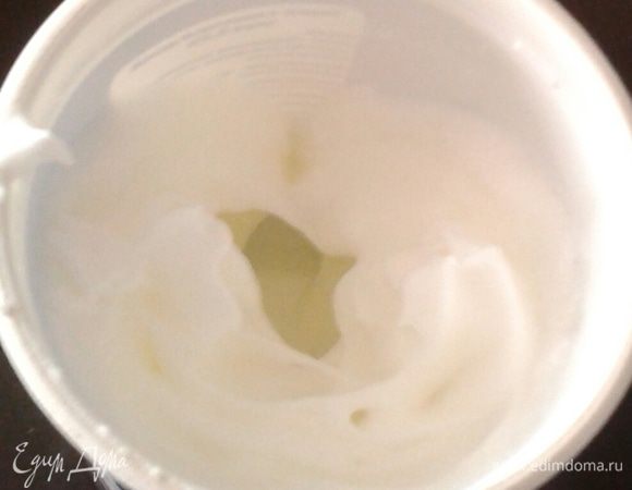 Яблоки очистить от кожуры, порезать мелко, добавить в тесто. Белки взбить с щепоткой соли 