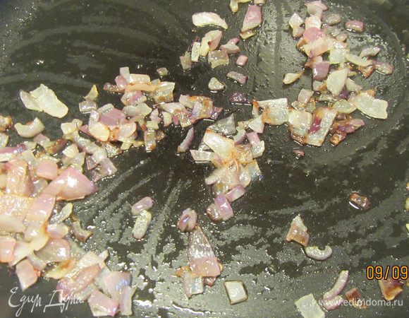 Приготовим начинку для нашей курочки. Луковицу режем мелко. В сотейнике растапливаем 10 г сливочного масла и обжариваем лук минут 5 до мягкости. 