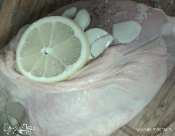 Куриную грудку моем, просушиваем бумажным полотенцем. Лимон нарезаем дольками, чеснок чистим, и так же нарезаем тонкими дольками. Кожу курочки отделяем от мяса, и  укладываем между ними лимон и чеснок, немного солим, перчим, заливаем маринадом, кожу возвращаем на место. И оставляем мариноваться от 20 минут до часа.
