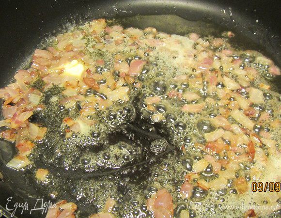 Затем добавляем оставшееся масло и растапливаем его. 
