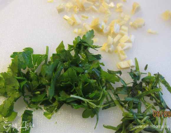 Зелень и чеснок мелко рубим.
