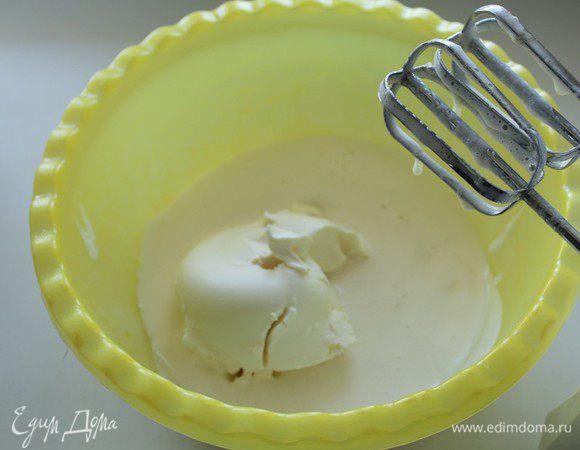 Взбить яйцо с 120 гр сахара и солью.Добавить маскарпоне и снова взбить