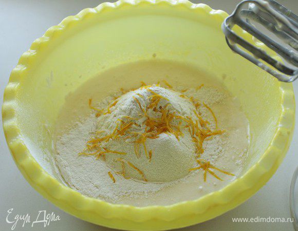 Просеять муку с разрыхлителем, добавить цедру одного лимона