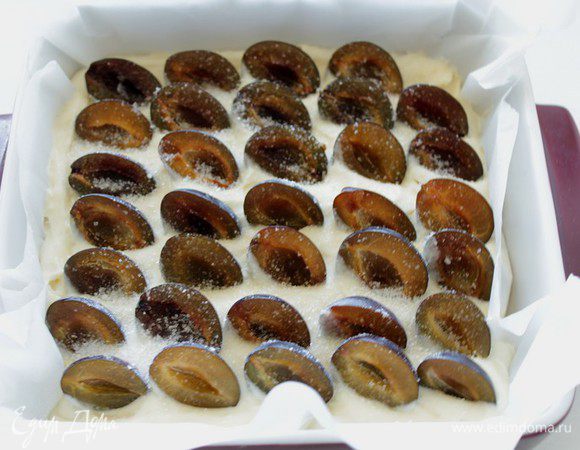 Выложить в форму ,выложенную пекарский бумагой. Порезать сливы на половинки,выложить на тесто, посыпать оставшимся сахаром (лучше коричневым)