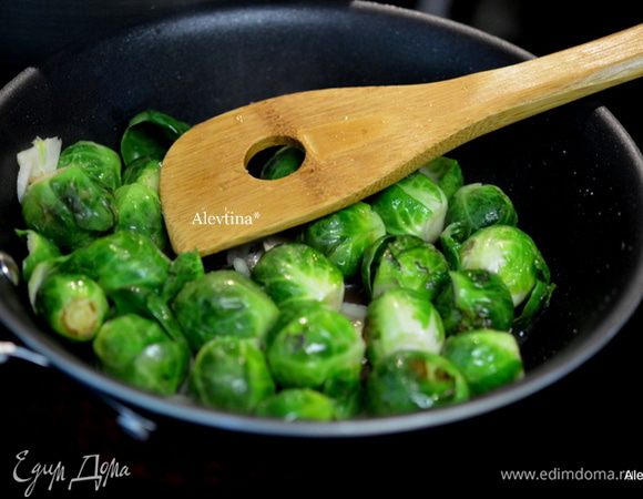 На сковороде-вок или большой сковороде обжарить на масле брюссельскую капусту с имбирем - 3 см, нашинкованным тонко, с долькой чеснока тонко порезанной, постоянно помешивая 5-6 мин.с добавлением воды 2-4 ст.л.