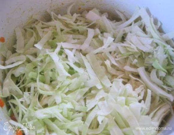 К моркови добавить капусту и чеснок.
Посолить. Убавить огонь до минимума и тушить 10 минут.
При необходимости добавить пару столовых ложек бульона.