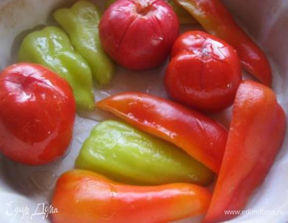 Помидоры и перцы вымыть.
На помидорах сделать крестообразный надрез.
Перцы очистить и разделить на 4 части.
Сложить овощи в форму, сбрызнуть оливковым маслом ( 1ст.л)
Запечь в духовке.
* 10 минут - для томатов.
20 минут - для перцев.