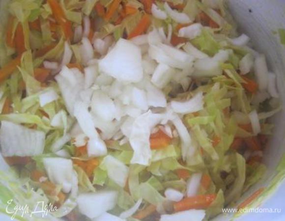 К похлебке добавить нарезанный лук.
Влить бульон.
Накрыть крышкой и варить 20-25 минут, до мягкости капусты.