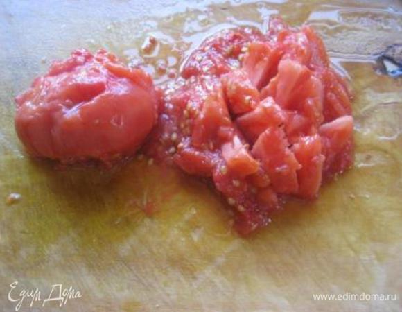 Запеченные овощи очистить от кожицы.
Нарубить.