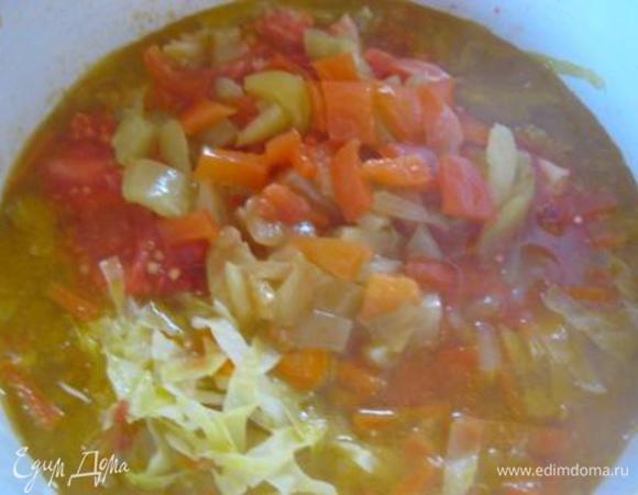 Сложить нарезанные помидоры и перцы в суп.
Поперчить и посолить - по вкусу.
Выключить огонь.
Дать настоятся похлебке 15 минут.