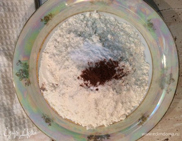 Смешать сухие ингредиенты: муку, соду, соль, мускатный орех. Просеять через сито. 
По Вашему вкусу мускатный орех можно заменить корицей или имбирем.