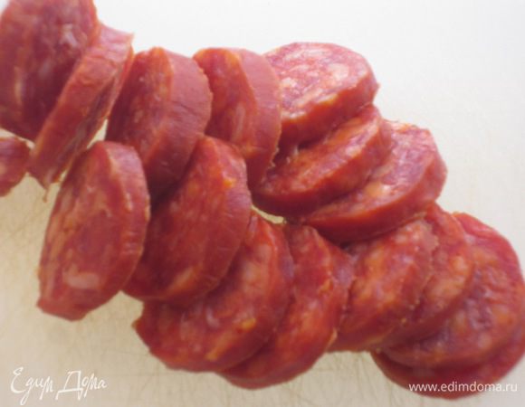 Колбаску нарезать тонкими кружочками.