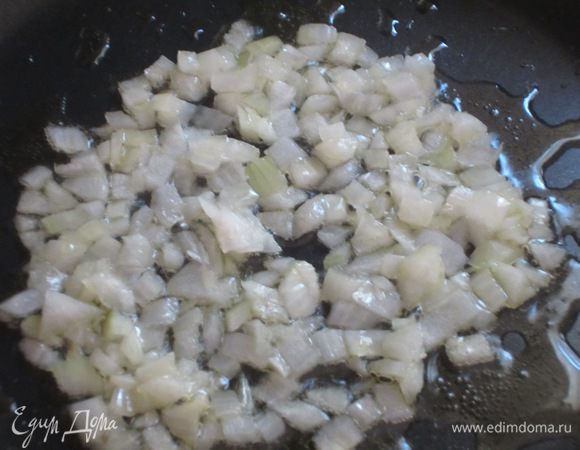 Лук мелко нарезать.Разогреть в сковороде оливковое масло и обжарить лук на слабом огне 15 минут,по необходимости подлить немного воды.