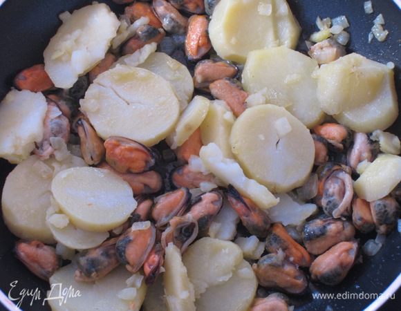 Добавить картофель,мидии и готовить несколько минут для объединения ароматов.Снять с огня,остудить. 