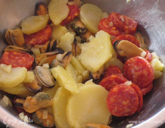 Добавить салями,перемешать.